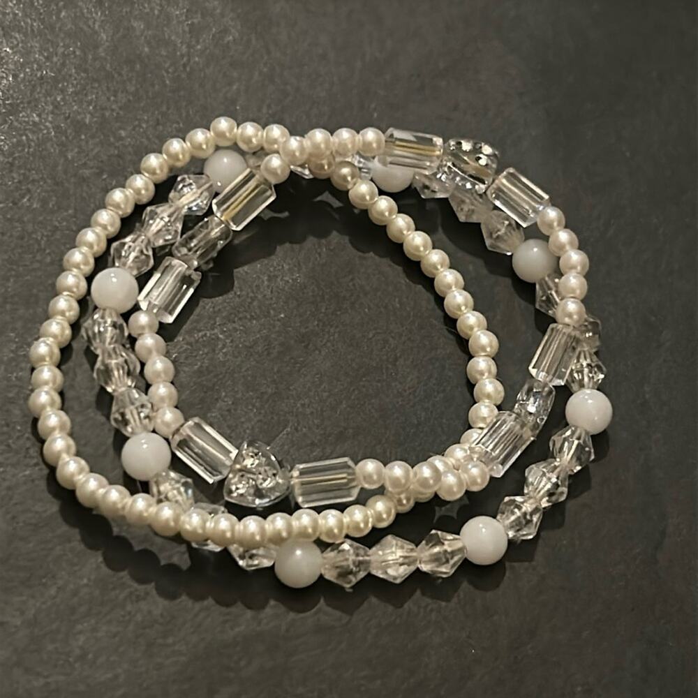 Set of 3 women’s vintage white/pearl tone beaded bracelets‎ one size stretches